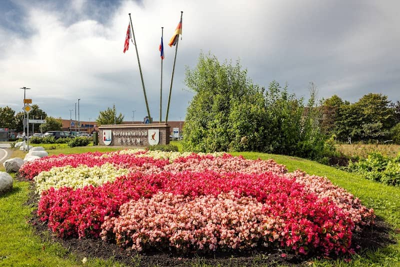 Willkommen in Büsum, Schild und Beet - Image 1