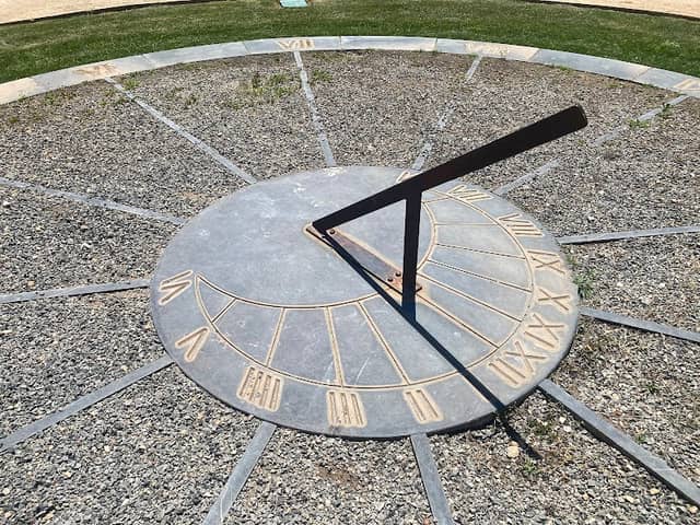 Plaza del reloj de sol - Image 1