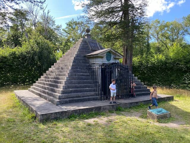 Historische Grabpyramide Graf Wilhelm Friedrich Ernst zu Schaumburg-Lippe - Image 1