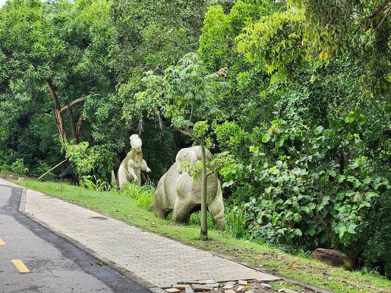 Dinosaur statues - Image 1