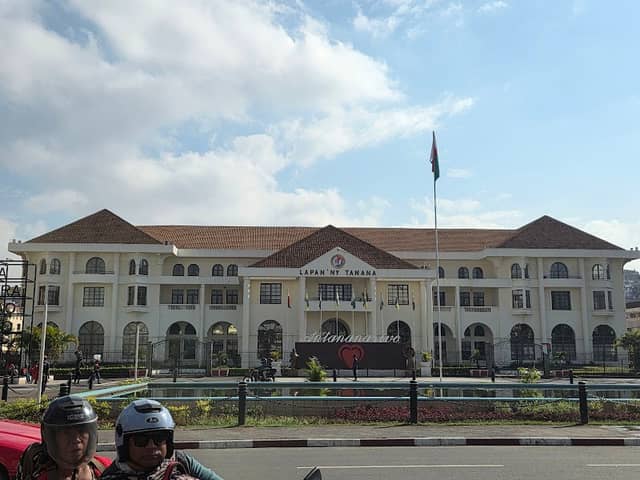 Parvis de l'Hôtel de Ville - Image 2