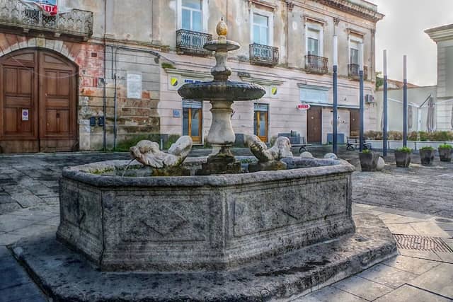 Fontana dei delfini - Image 1