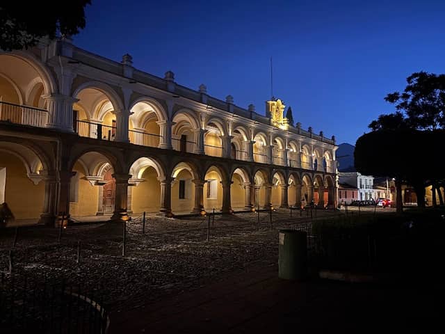 Parque Central de Antigua Guatemala - Image 3