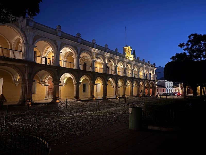 Parque Central de Antigua Guatemala - Image 3