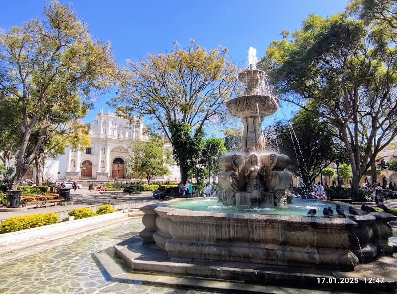 Parque Central de Antigua Guatemala - Image 1
