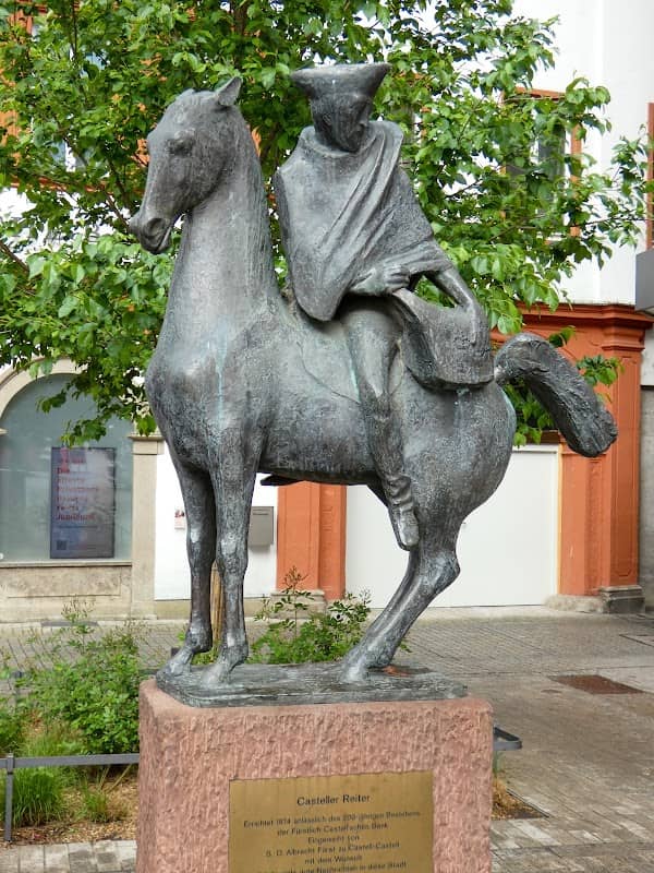 Casteller Reiter statue - Image 1