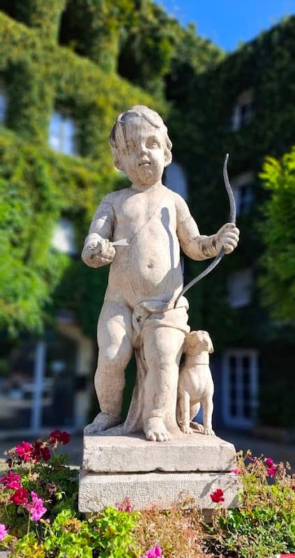 Brunnen mit Steinfigur . Bub mit Hund und Pfeil und Bogen - Image 1