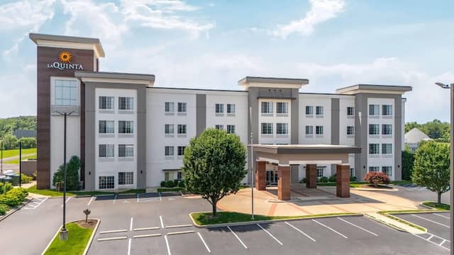 La Quinta Inn & Suites by Wyndham Columbus - Edinburgh - Image 1