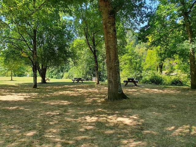 Aire pique nique avec tables - Image 1