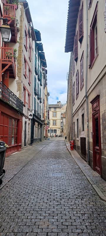 Rue Bourgneuf street art - Image 2