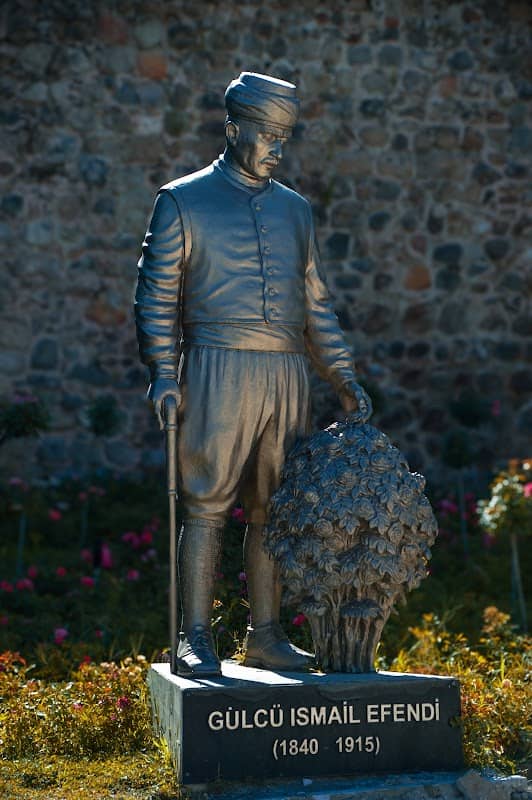 Gülcü İsmail Efendi heykeli - Image 1
