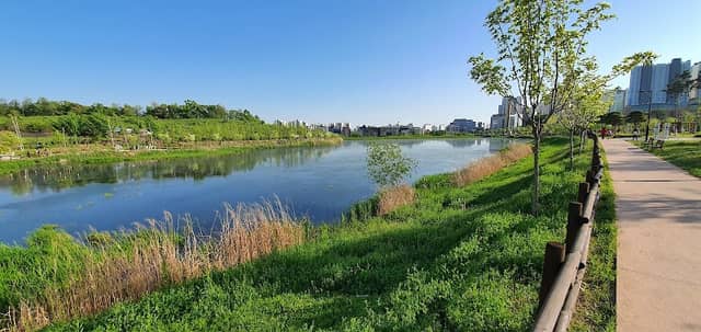 Mosangol Lake Park - Image 1