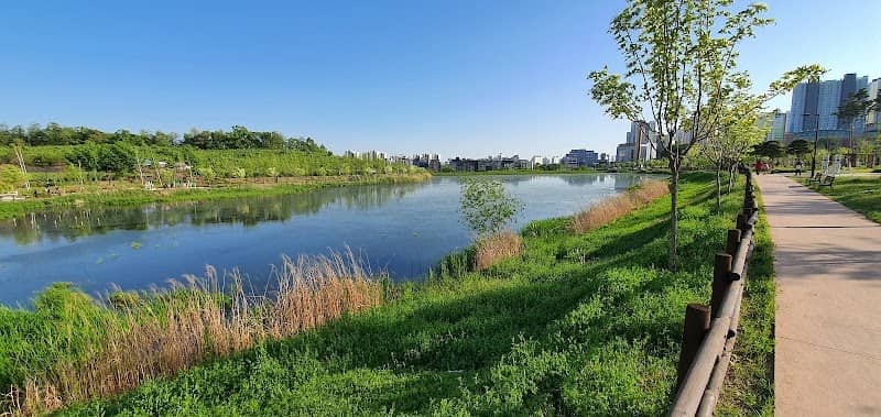 Mosangol Lake Park - Image 1