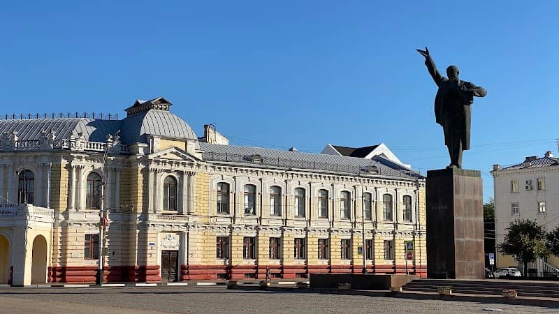 Lenin monument - Image 1