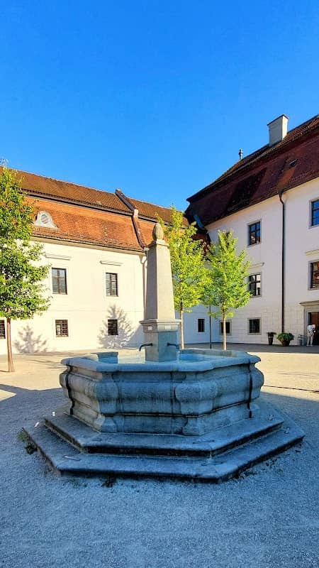 Brunnen Schloß Auhof - Image 1