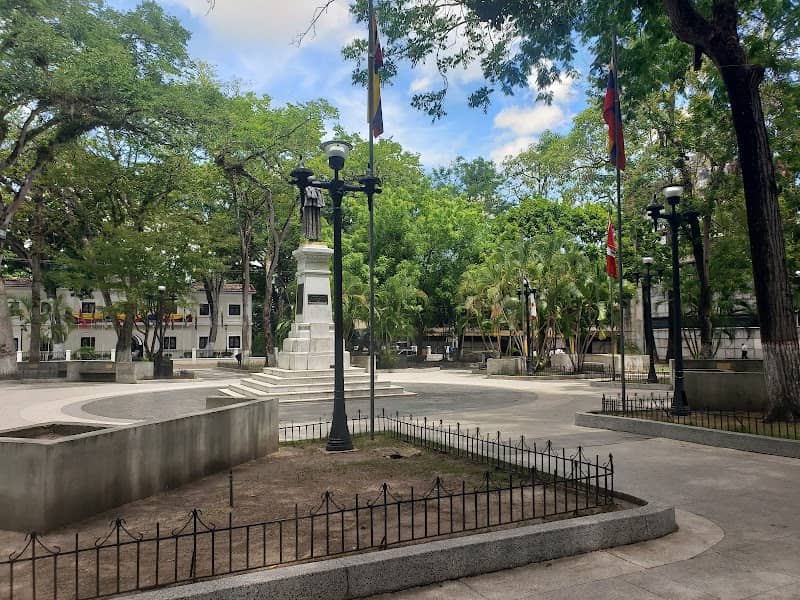 Bolívar Square - Image 1