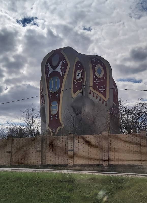 Elephant house - Image 1