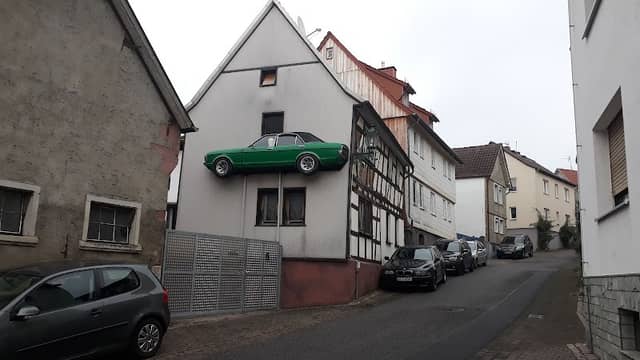 Hauswand mit Auto - Image 1
