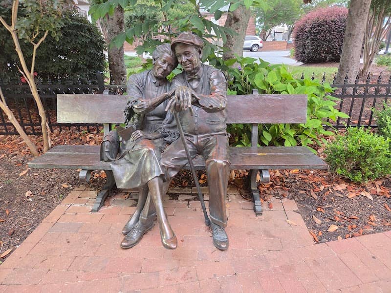 Old Love bench - Image 1