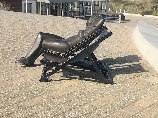 Kunstwerk “Vrouw op Ligstoel” - Image 2