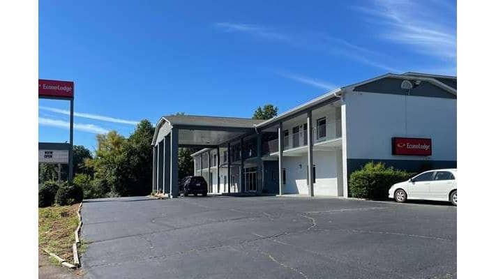 Econo Lodge - Image 1