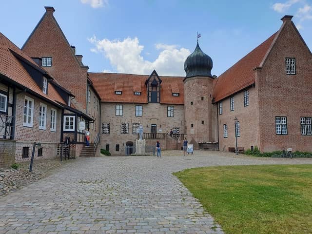 Holzurburg am Bederkesaer See - Image 1