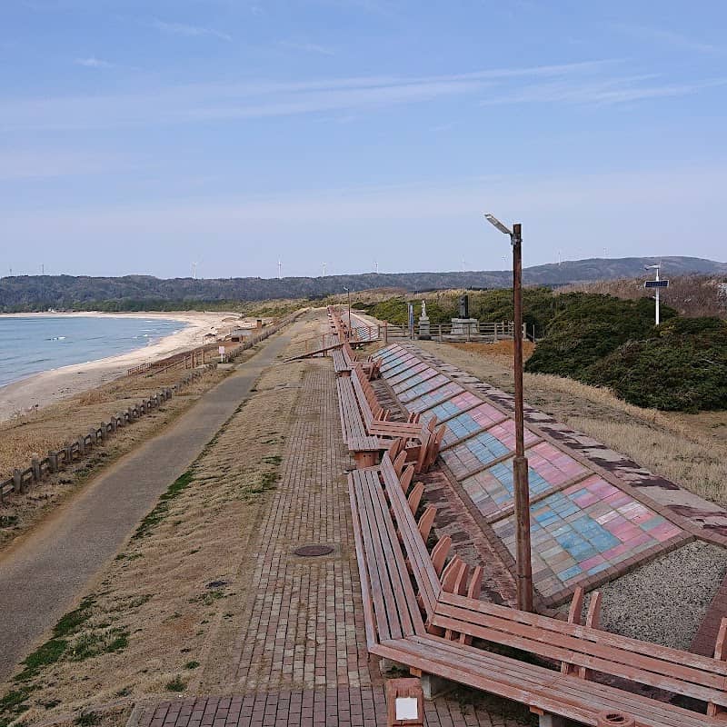 Longest Bench in the World - Image 2