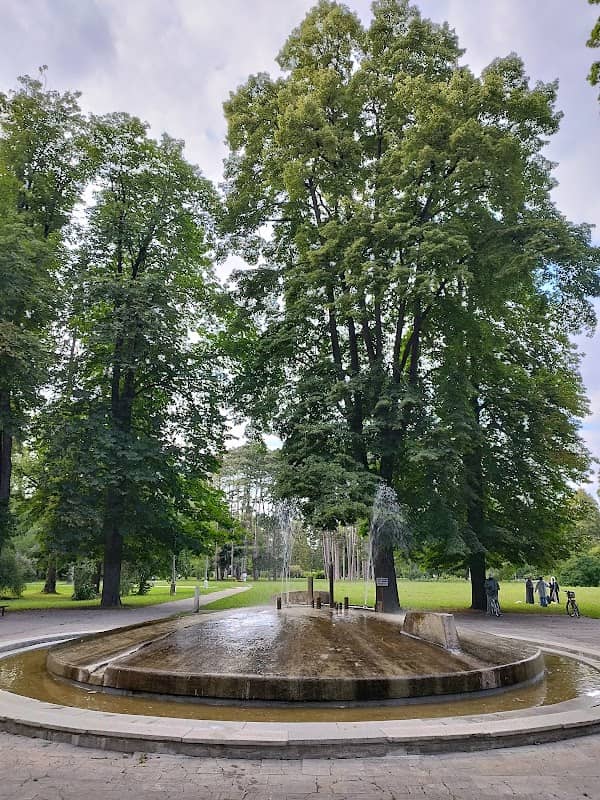 Circle water feature in City Park - Image 1