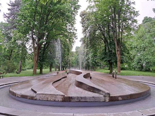 Circle water feature in City Park - Image 2