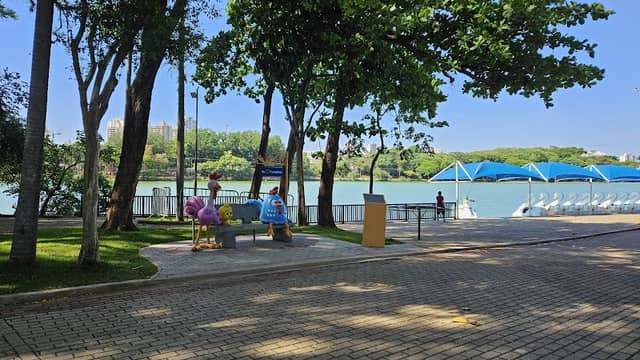Estátua Galinha Pintadinha - Parque Taquaral - Image 1
