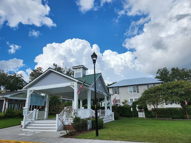 Olde Towne Square - Image 2