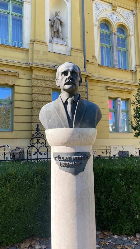 Miklós Kállay statue - Image 1