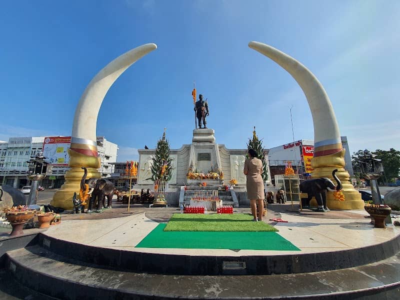 Phraya Surin Phakdi Si Narong Changwang (Pum) Monument - Image 1