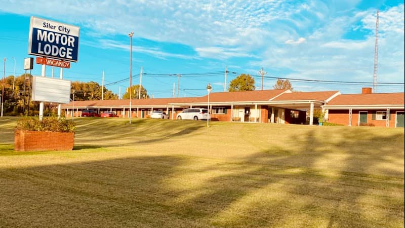 Siler City Motor Lodge - Image 1