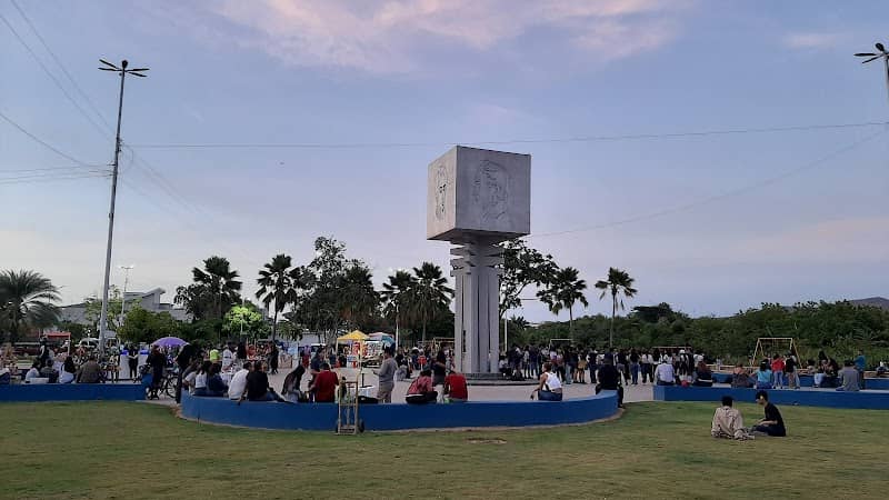 Libertador "Plaza cuatro caras" Park - Image 1