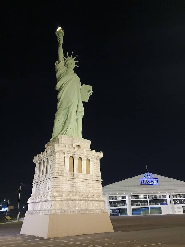 Estátua da Liberdade - Havan Rio Branco - Image 1