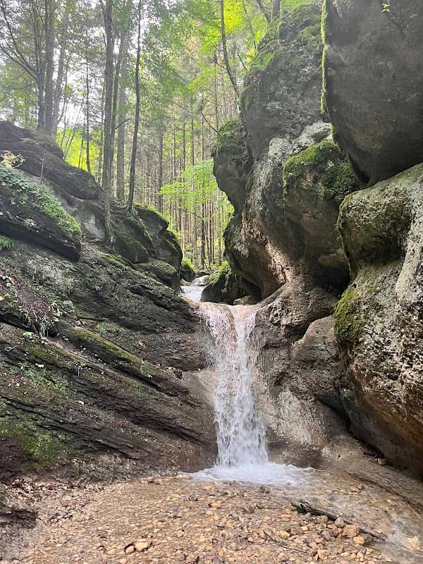 Popas Cascada cu apă vie - Image 1