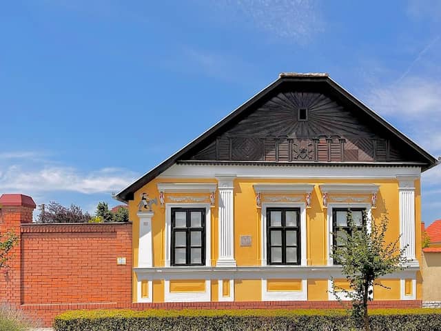 Napsugaras Ház - Image 1