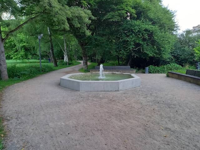 Kleiner Brunnen(Erster Kuss) - Image 1