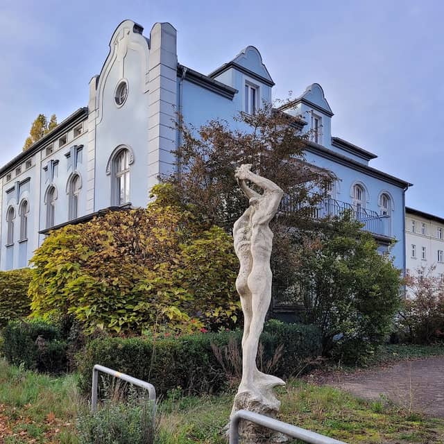 Skulptur "Frau mit ergriffener Mitte" - Image 1