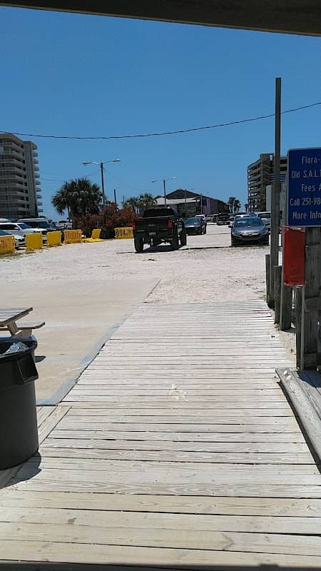 Ike's parasail and dock store - Image 1