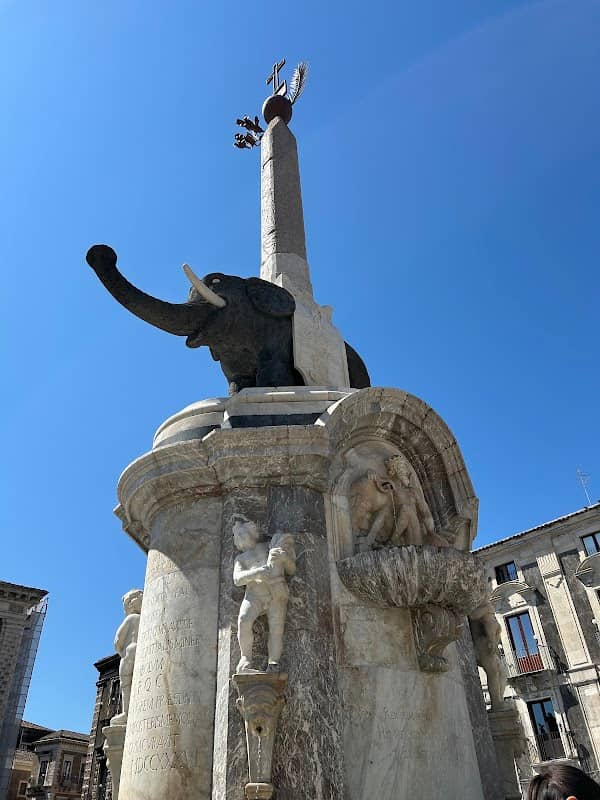 Le cœur historique de Catane, avec la célèbre fontaine en forme d’éléphant. - Image 1