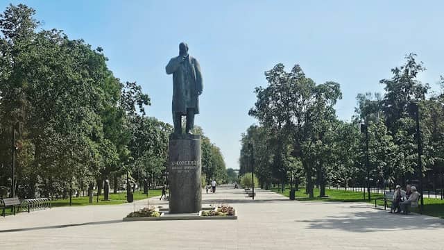 Zhukovsky monument - Image 1