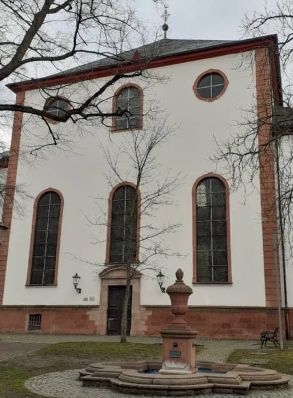 Schöner Brunnen an der Kirche - Image 1