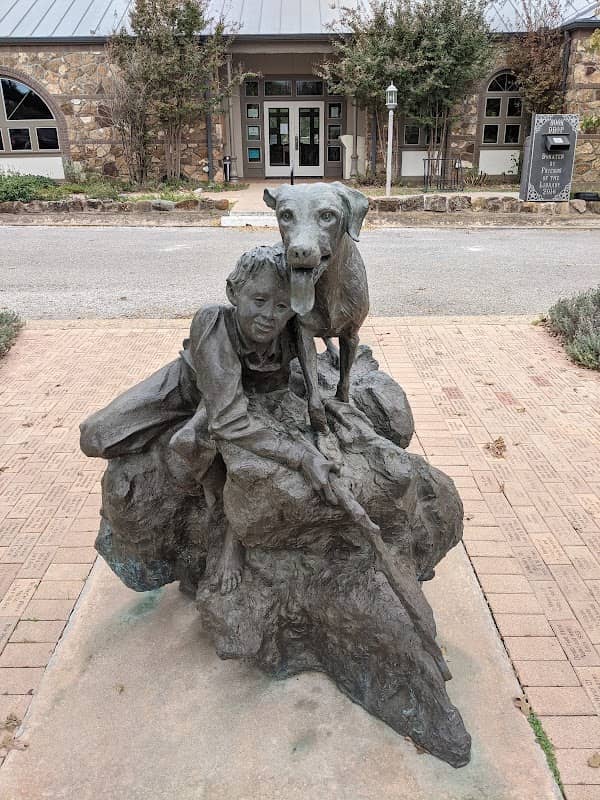 Old Yeller Statue - Image 1