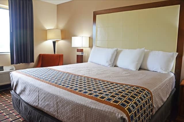 Heritage Grand Inn - Canton, IL - Image 2
