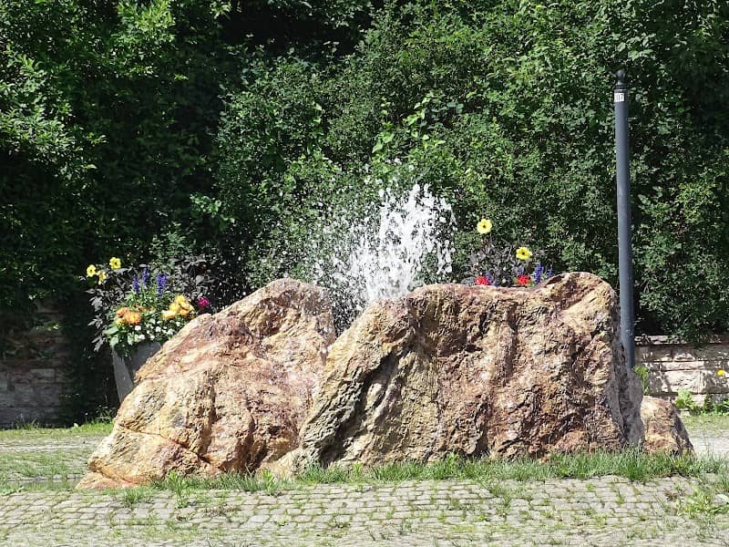 kleiner Park mit Heinrich-Mörtel-Brunnen - Image 1