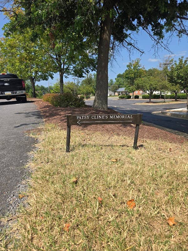 Patsy Cline memorial - Image 1