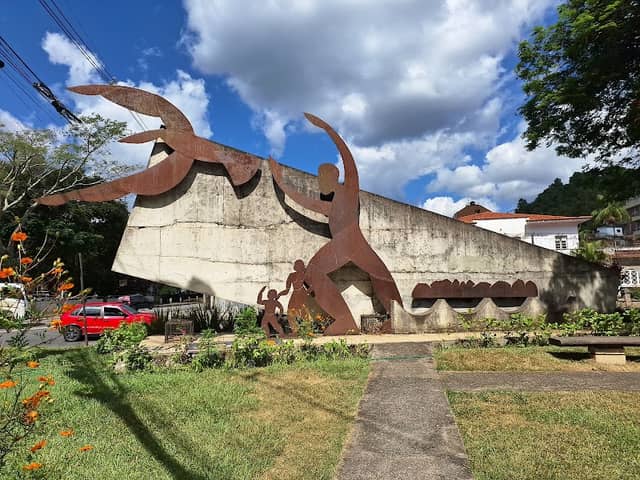 Monumento ao Estoicismo Friburguense. Obra do artista plástico friburguense Felga de Moraes. - Image 1