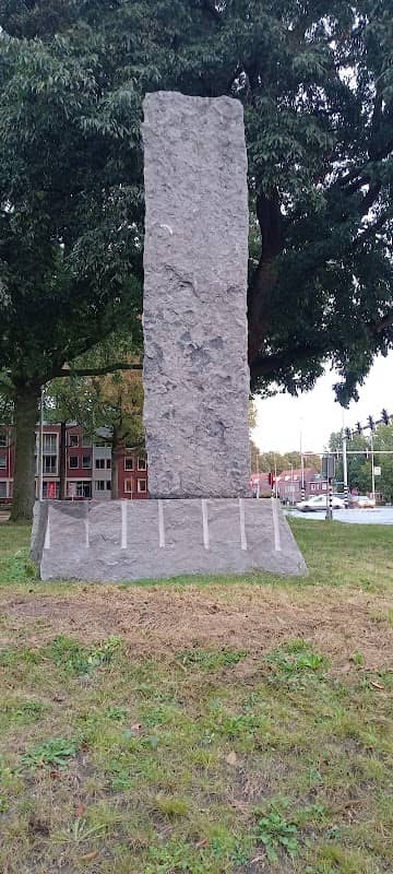 Vertical stones sculpture - Image 1
